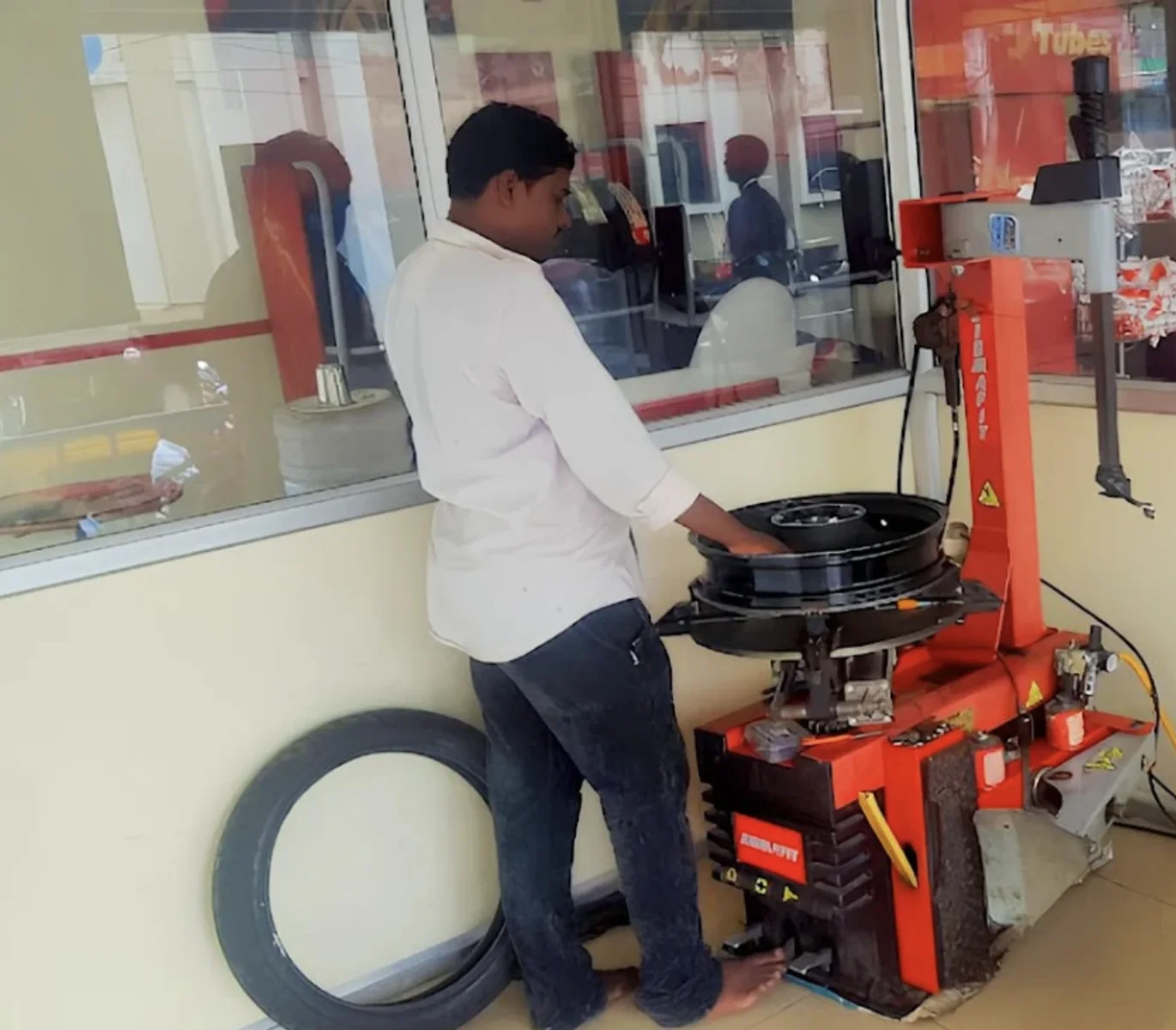 Automated 2W/4W Tyre Fitting